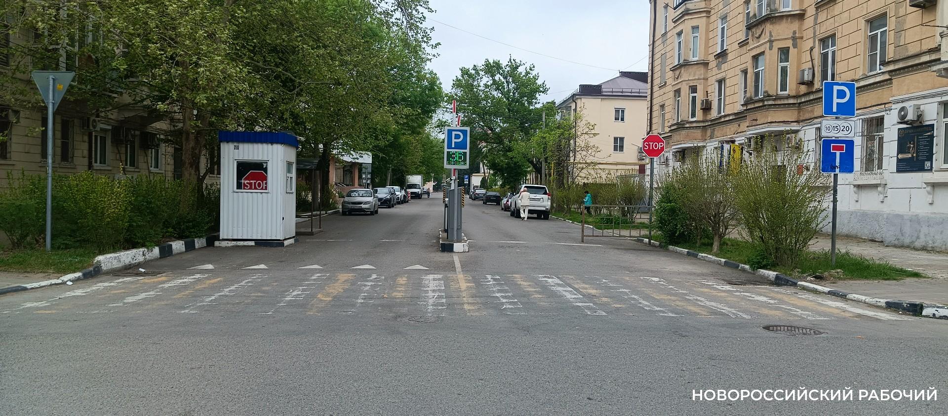 В Новороссийске одни бесплатные парковки пустуют, но не на рынке