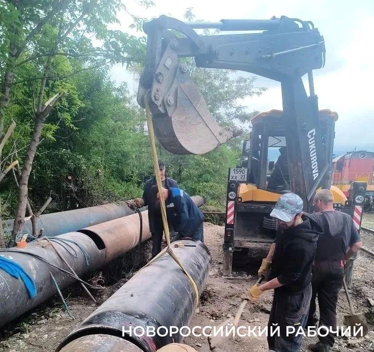 В Новороссийске при переврезке Троицкого водовода произошел порыв: 40 тыс. человек ждут воду