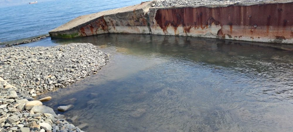 В Новороссийске жители следят за качеством воды, которая идет в море после очистных