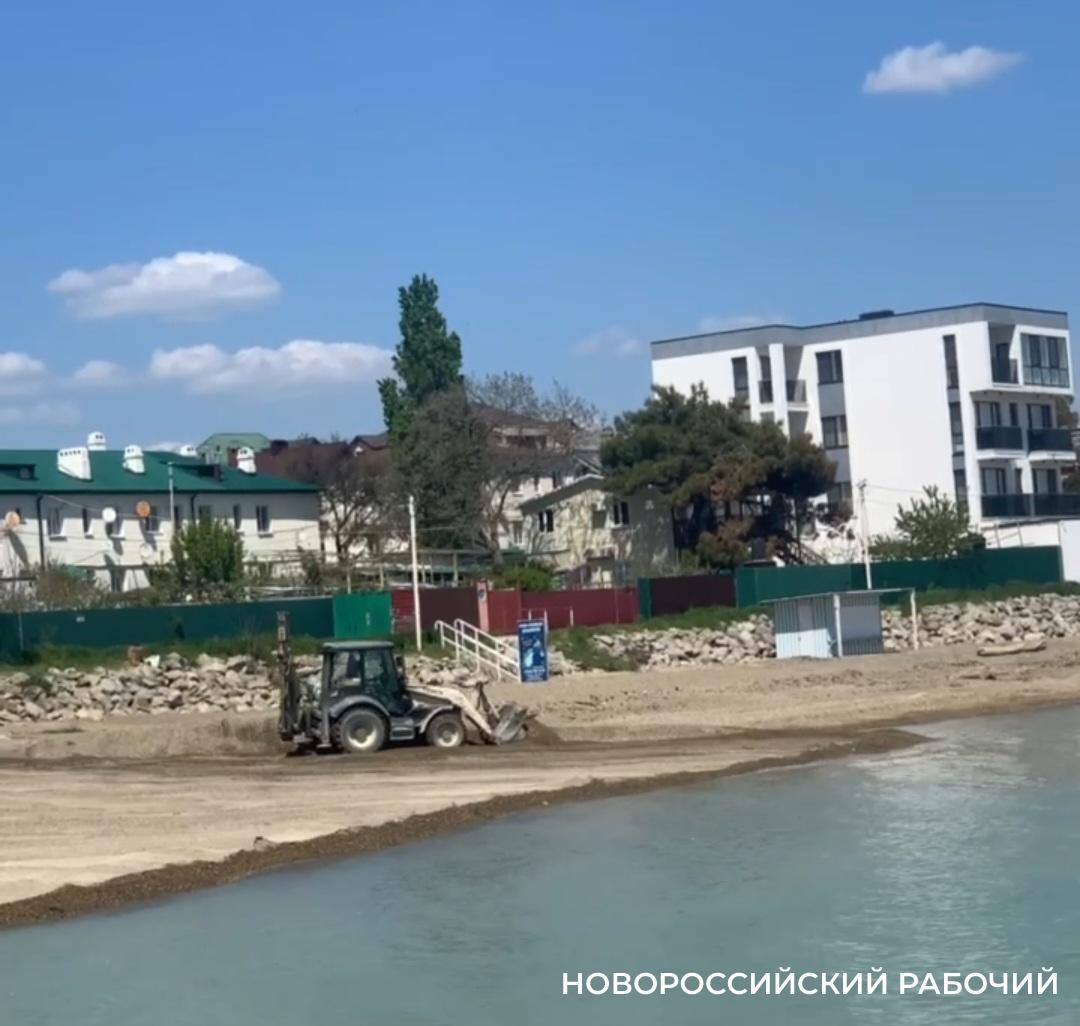 «Вначале очистить, а потом ровнять!» По пляжу в пригороде Новороссийска прошелся трактор