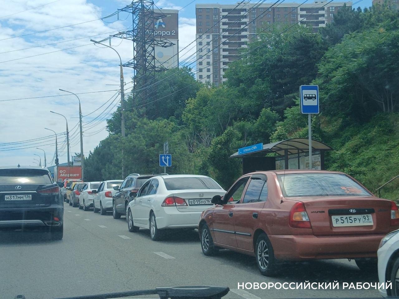 В Новороссийске снова километровые очереди за бензином, и растут цены