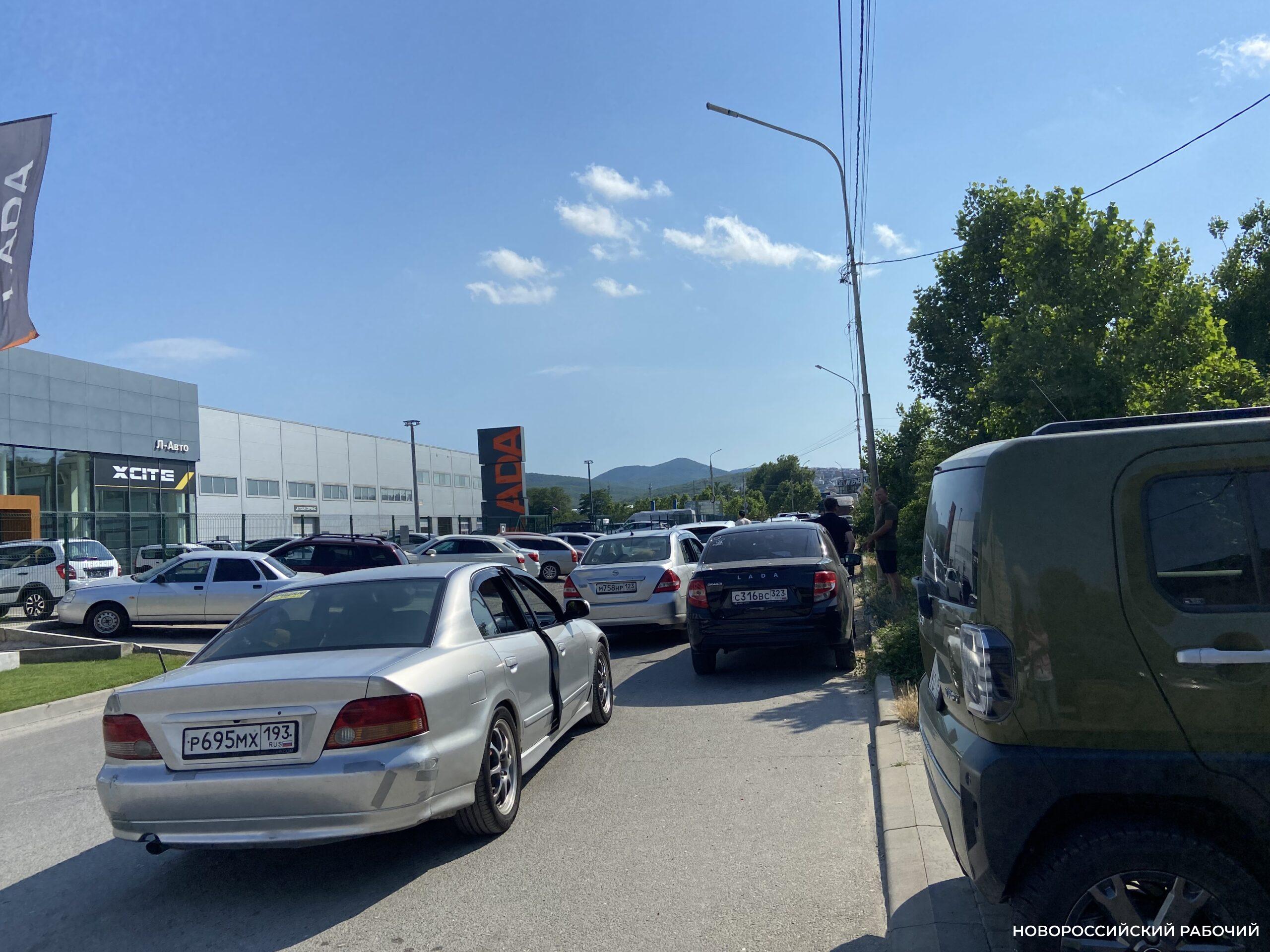 В Новороссийске наливают бензин только в баки. А почему продают из канистр?