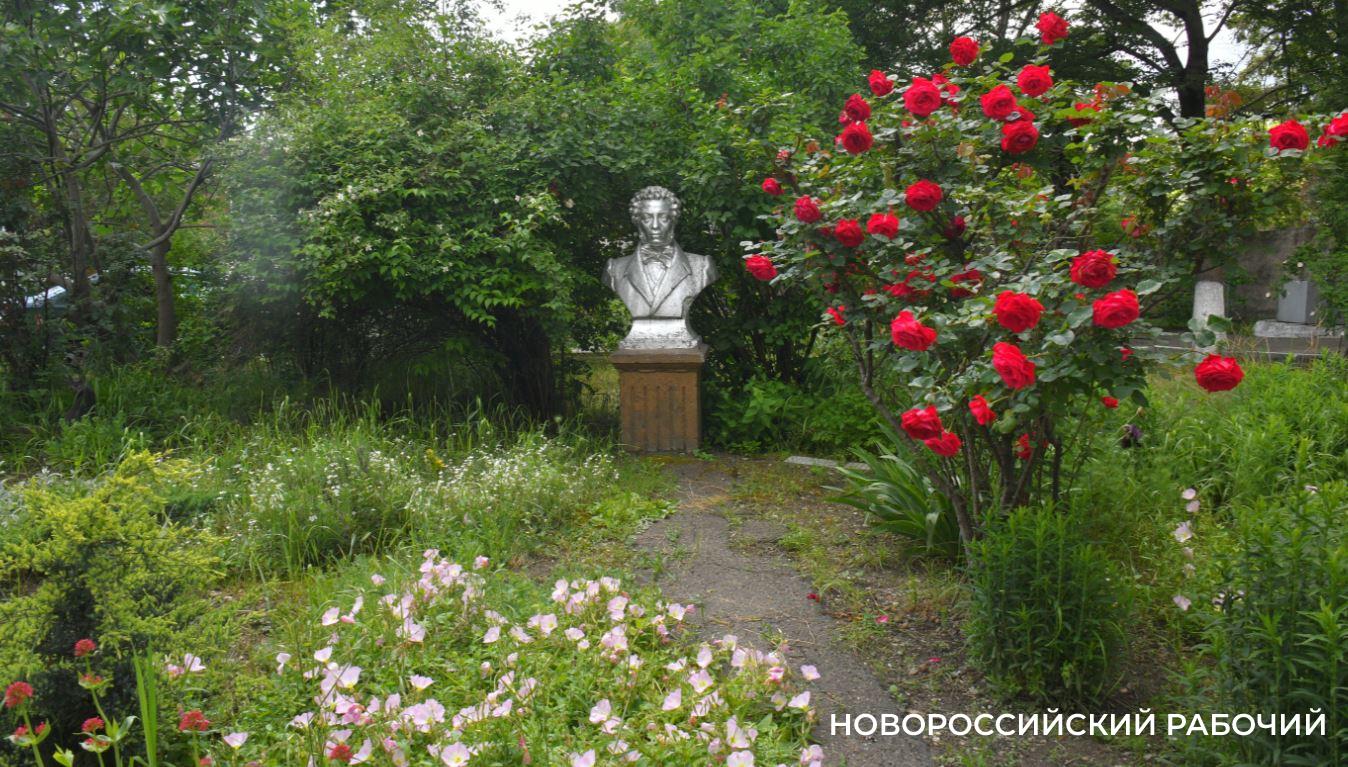 70 лет во дворе Новороссийска ухаживают за «собственным» бюстом Александра Пушкина
