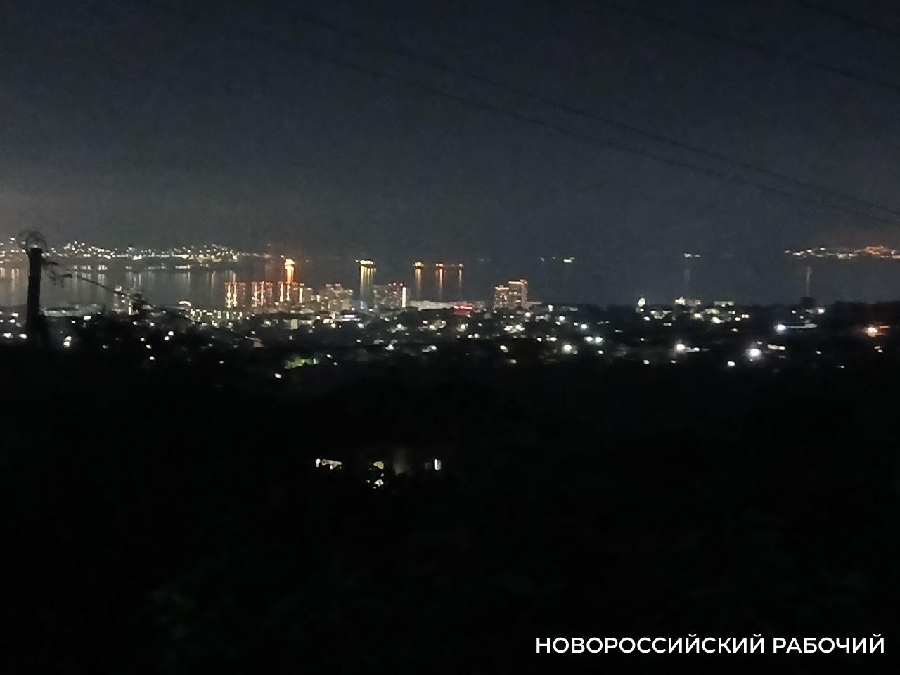 Жители Новороссийска провели вечер и ночь без света