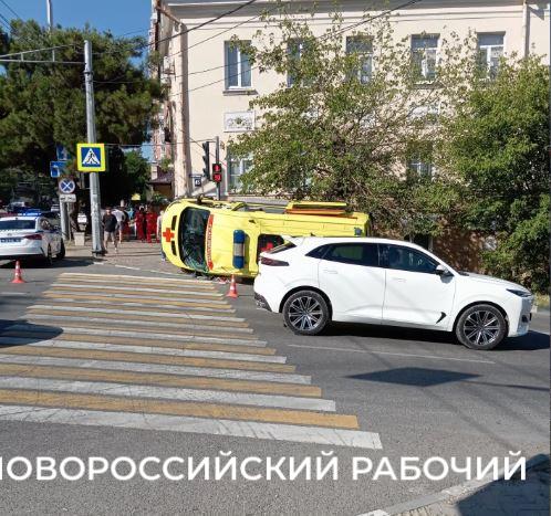 В Новороссийске в ДТП попала машина реанимации