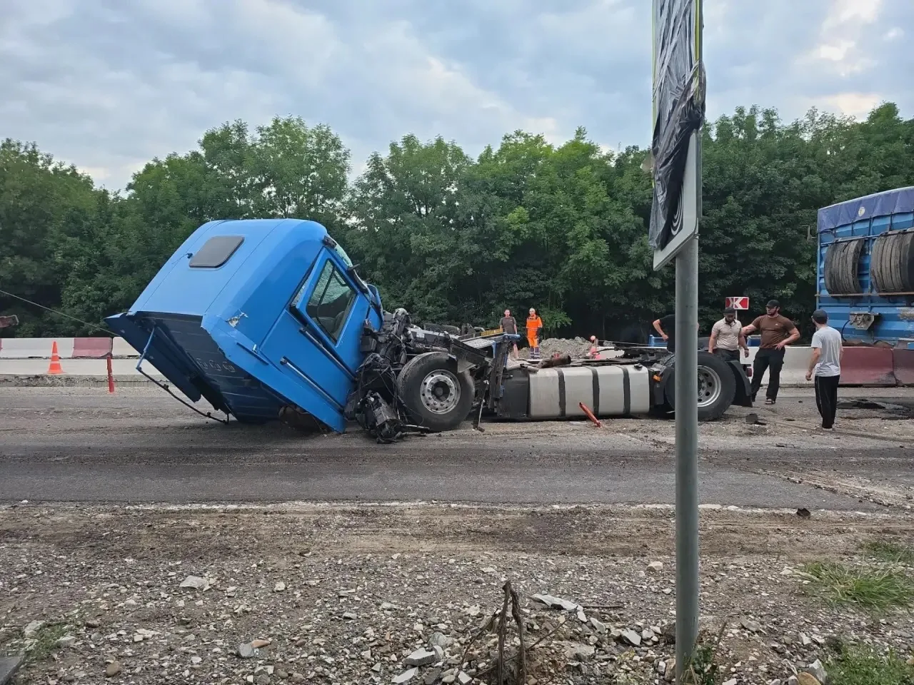 Под Новороссийском останавливали движение из-за ДТП большегрузов