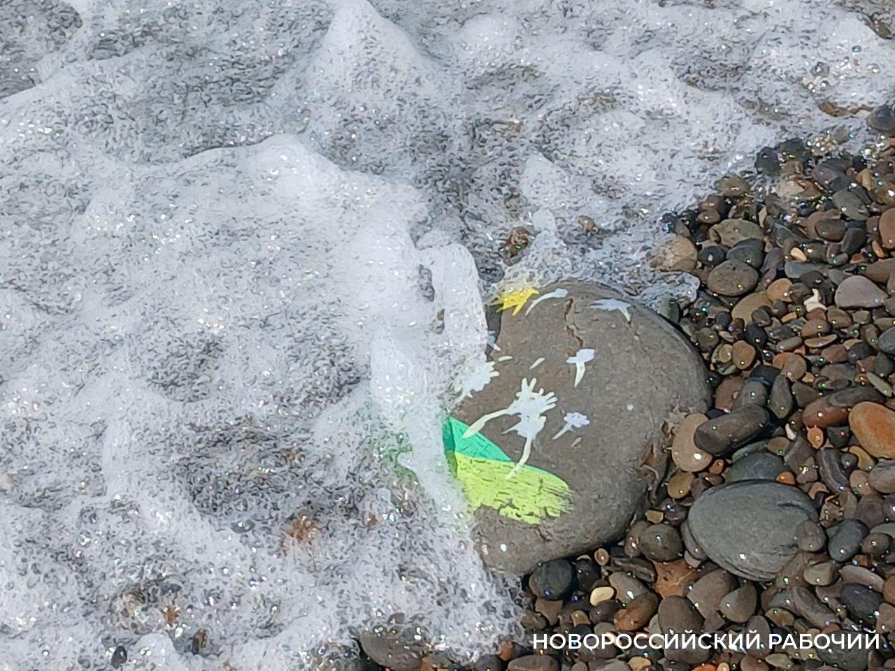 На гальке пляжа Новороссийска появились цветы и парусники