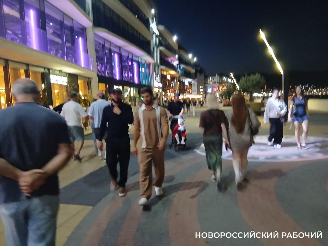 С вечера до утра казаки на набережной Новороссийска помогают полиции