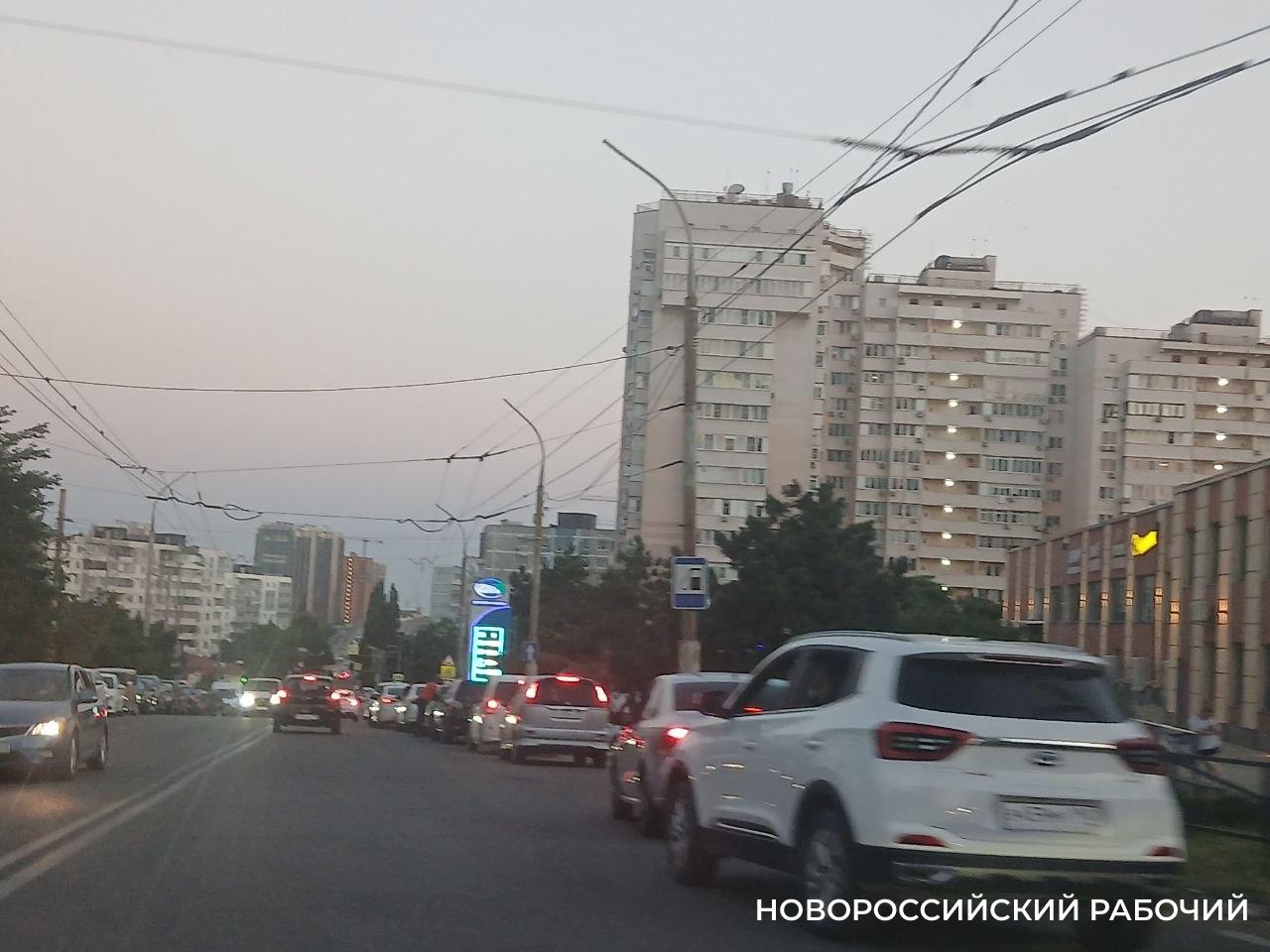 Цена АИ-95 в Новороссийске уже 125 рублей за литр. И все равно очереди