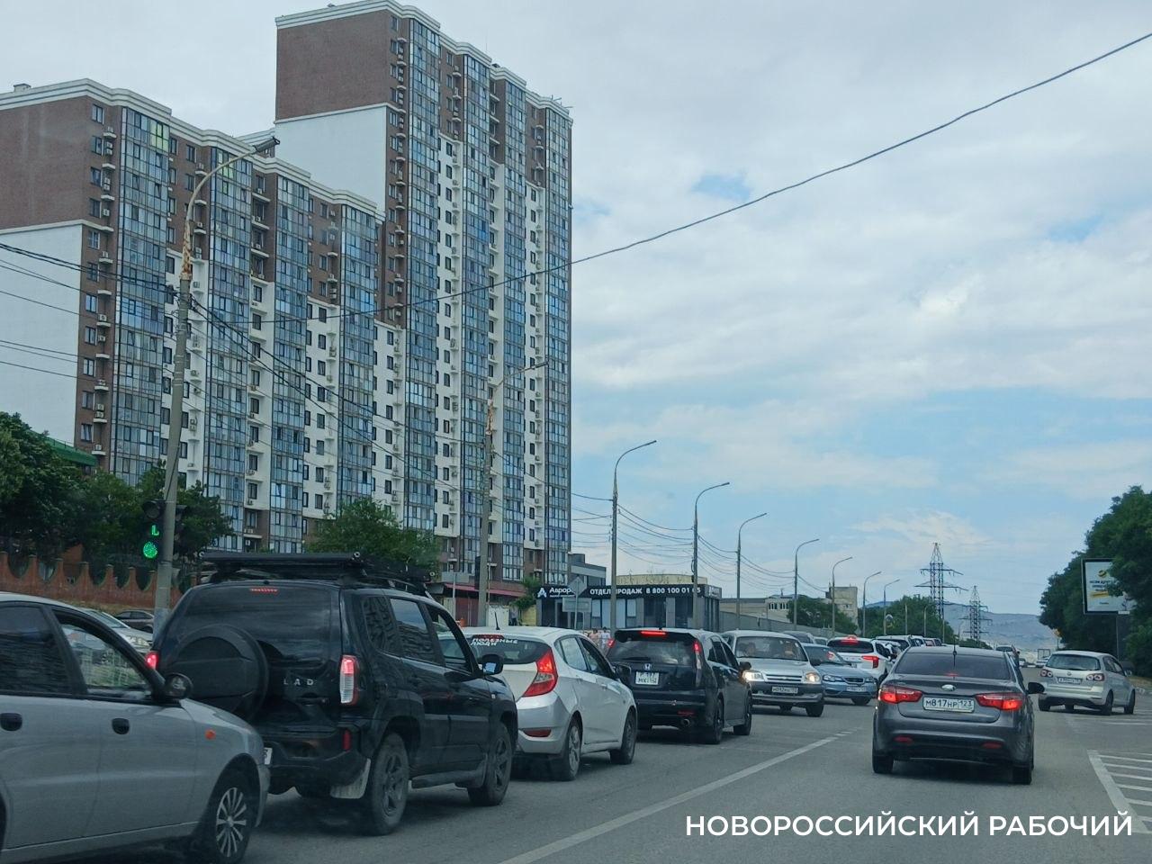 «Включайте аварийку»! Автомобилисты Новороссийска советуют, как правильно стоять в очередях за бензином