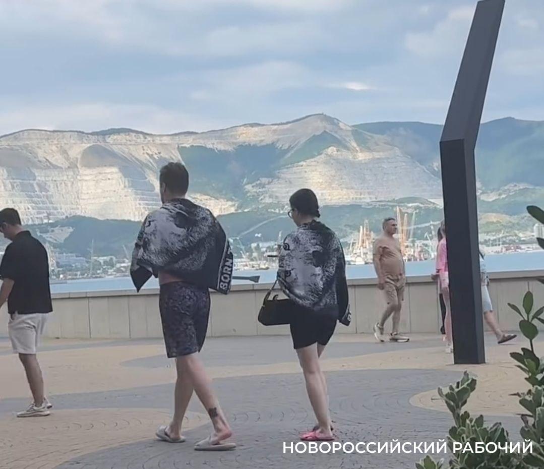 «Главное, чтобы не голые!» В Новороссийске стали терпимее к туристам в купальниках
