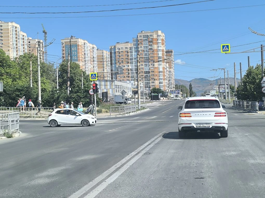 Обещали – сделали! На оживленном перекрестке в Новороссийске убрали препятствие