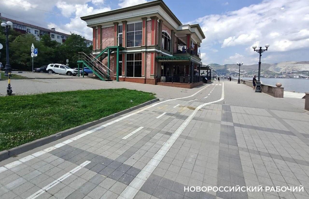 В Новороссийске ремонтируют плитку на набережной