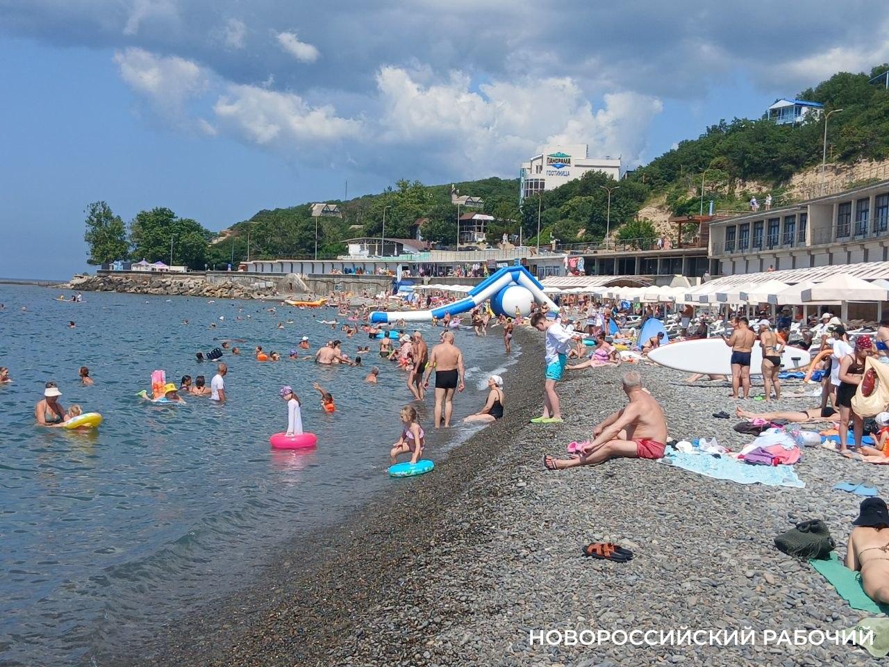 В Новороссийске дорога к морю свободна , а пляж — полон