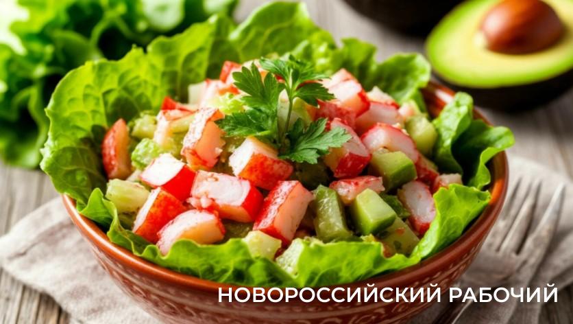 Салат с крабовыми палочками и авокадо