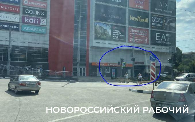 В центре Новороссийска ремонтируют светофоры, которые не работают 2 дня