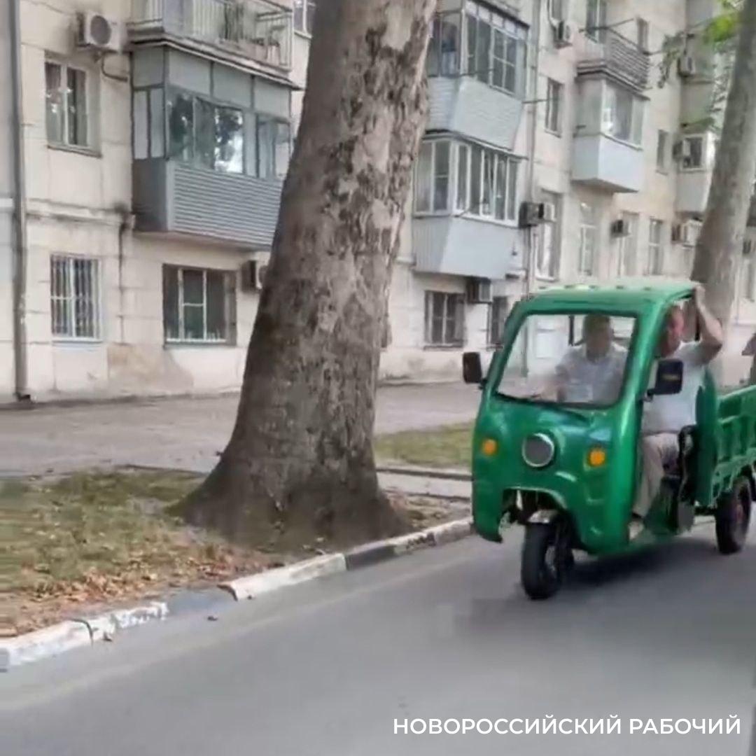 Чиновники Новороссийска пересели на электротрицикл. Последователи будут?