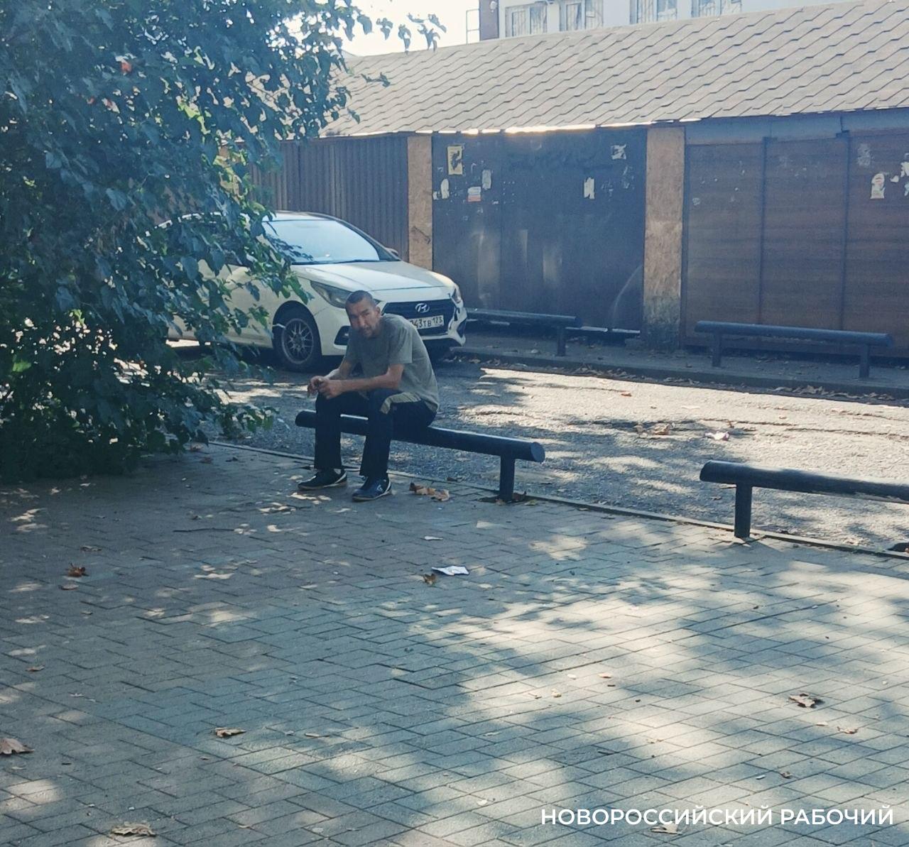 «Дайте 20 или 200»: у рынка Новороссийска просят деньги на выпивку