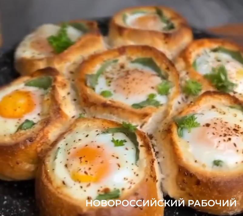 Запеченные булочки с яйцом, сыром и томатами: быстрый завтрак для всей семьи