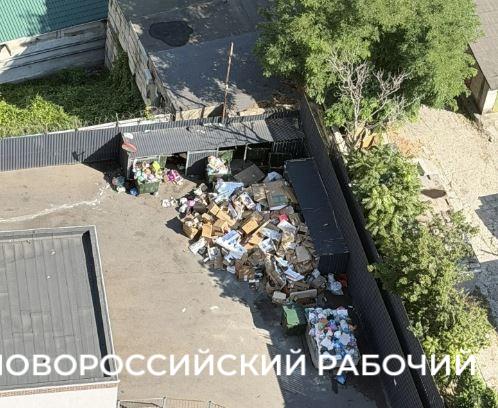 В Новороссийске не знают, с кого требовать разобрать мусорные завалы у дома