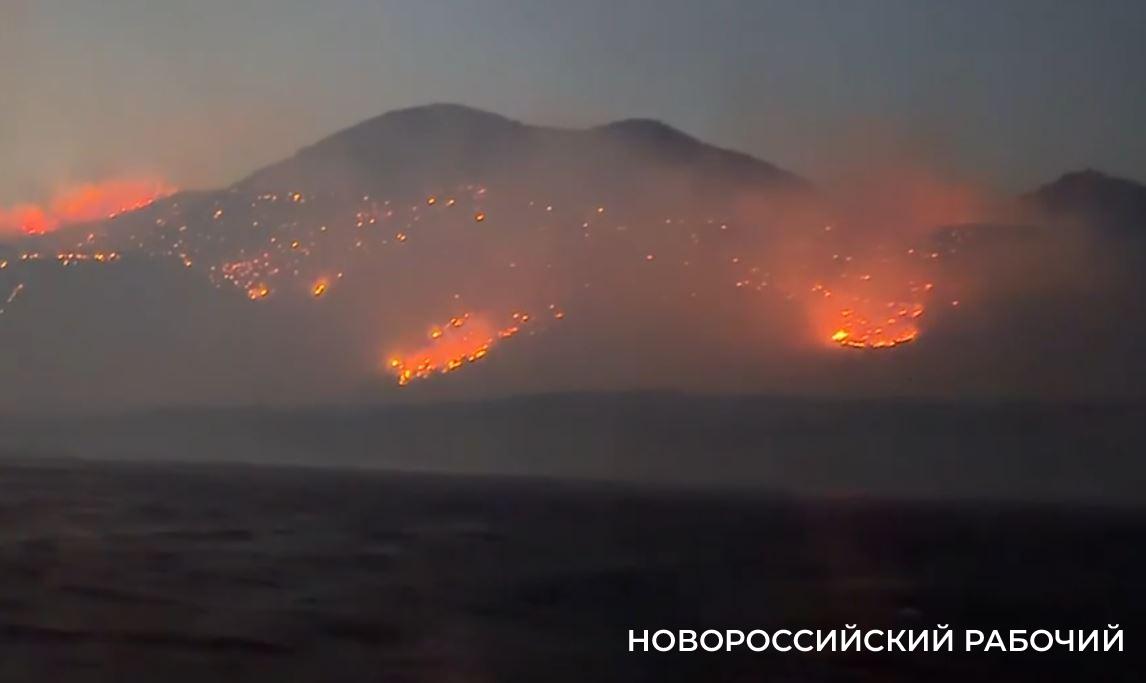 Новороссийцы второй день участвуют в тушении пожара на Утрише