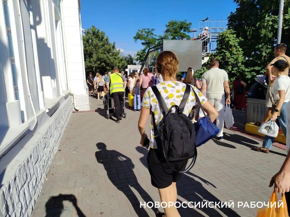 Вокзал Новороссийска изо всех сил держится под напором пассажиров