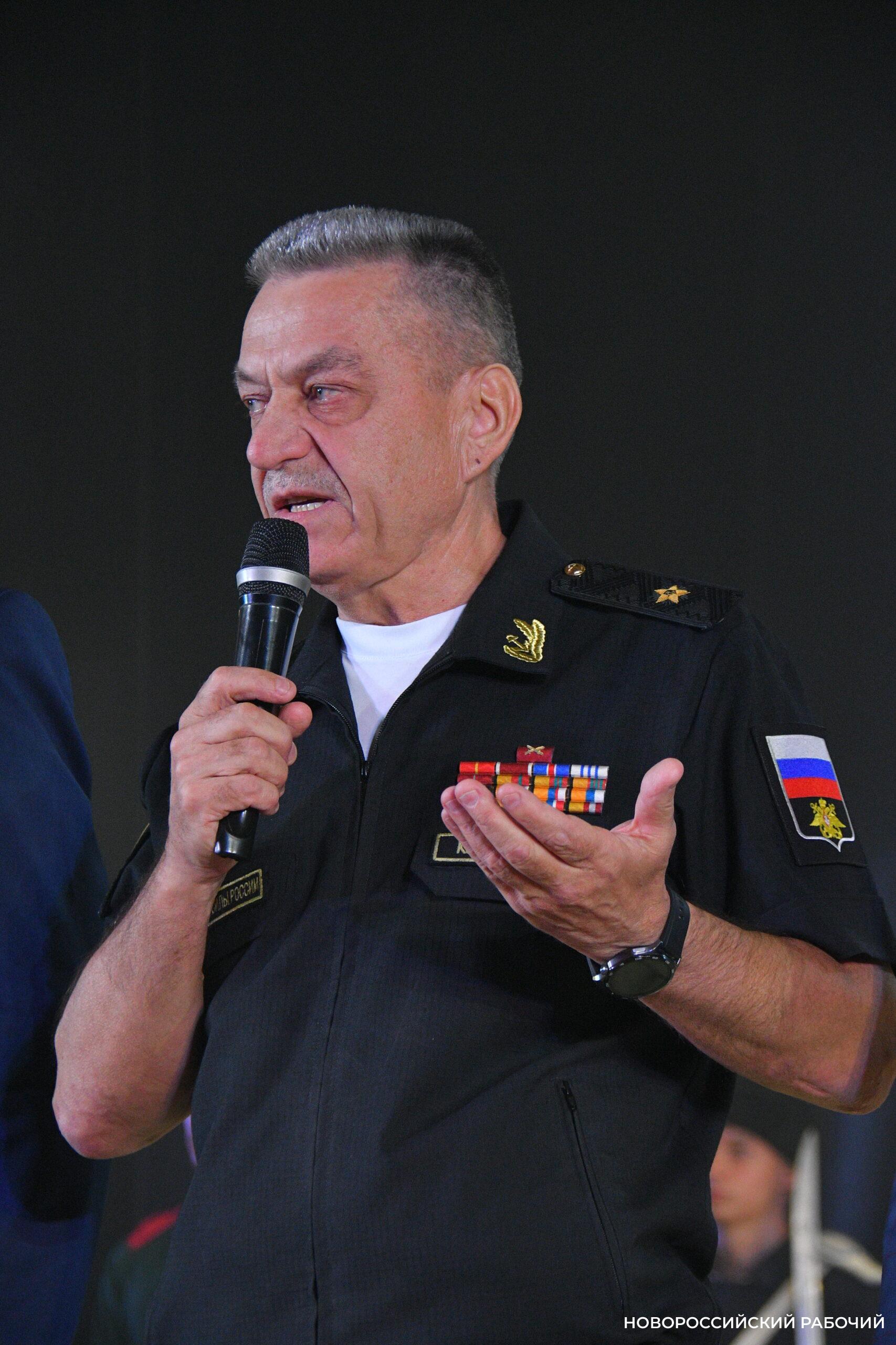 Командиру военно-морской базы Виктору Кочемазову на вручении звания Почетного гражданина Новороссийска аплодировали стоя