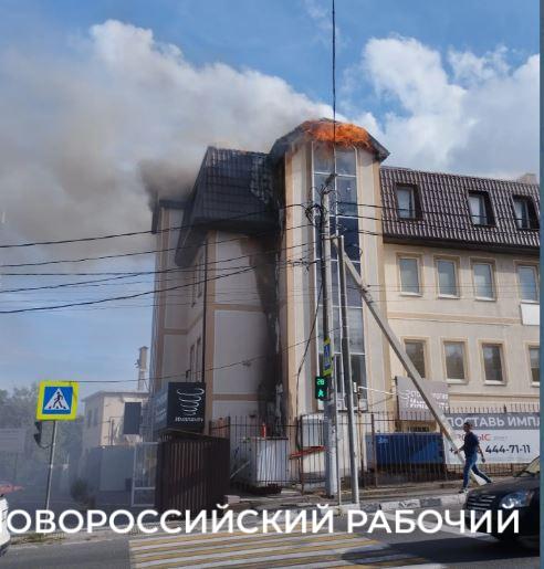 В Новороссийске горит крыша здания в районе роддома