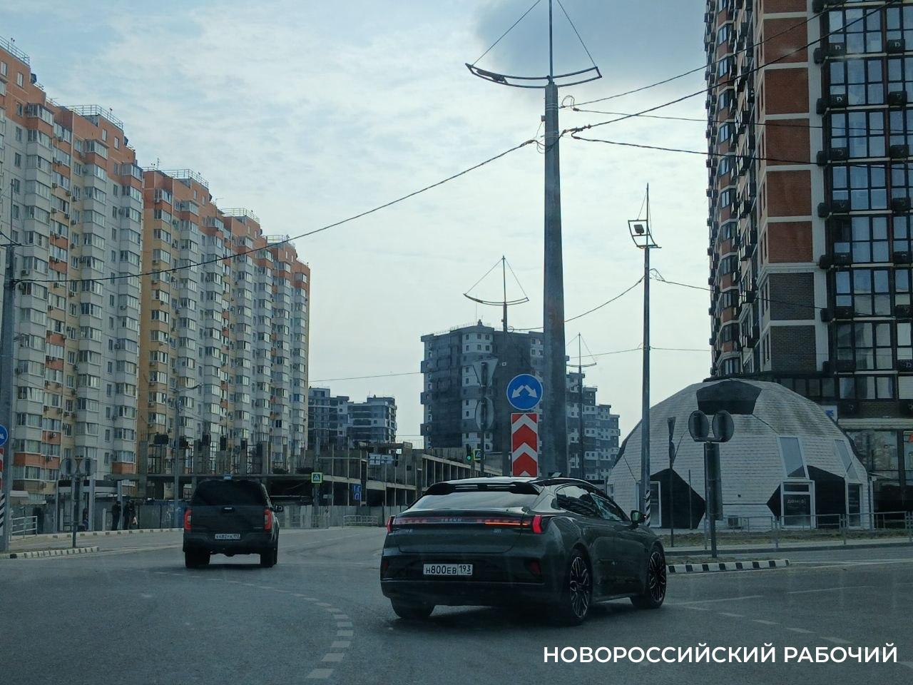 В Новороссийске разбитые в ДТП ограждения обещают установить до 5 октября
