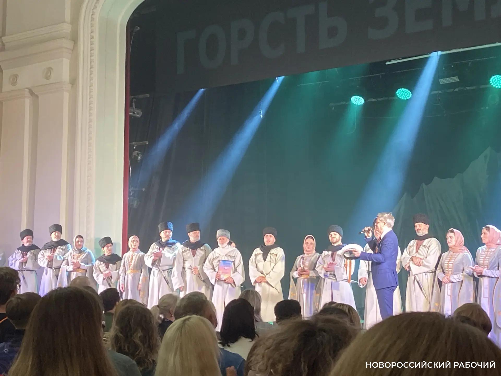 На «Театральной гавани» в Новороссийске удивил спектакль без декораций