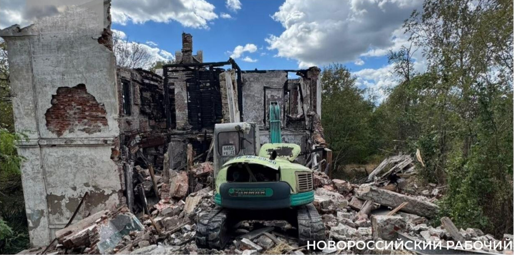 Памятник — под ковш? В Новороссийске начали сносить купеческую дачу конца 19 века