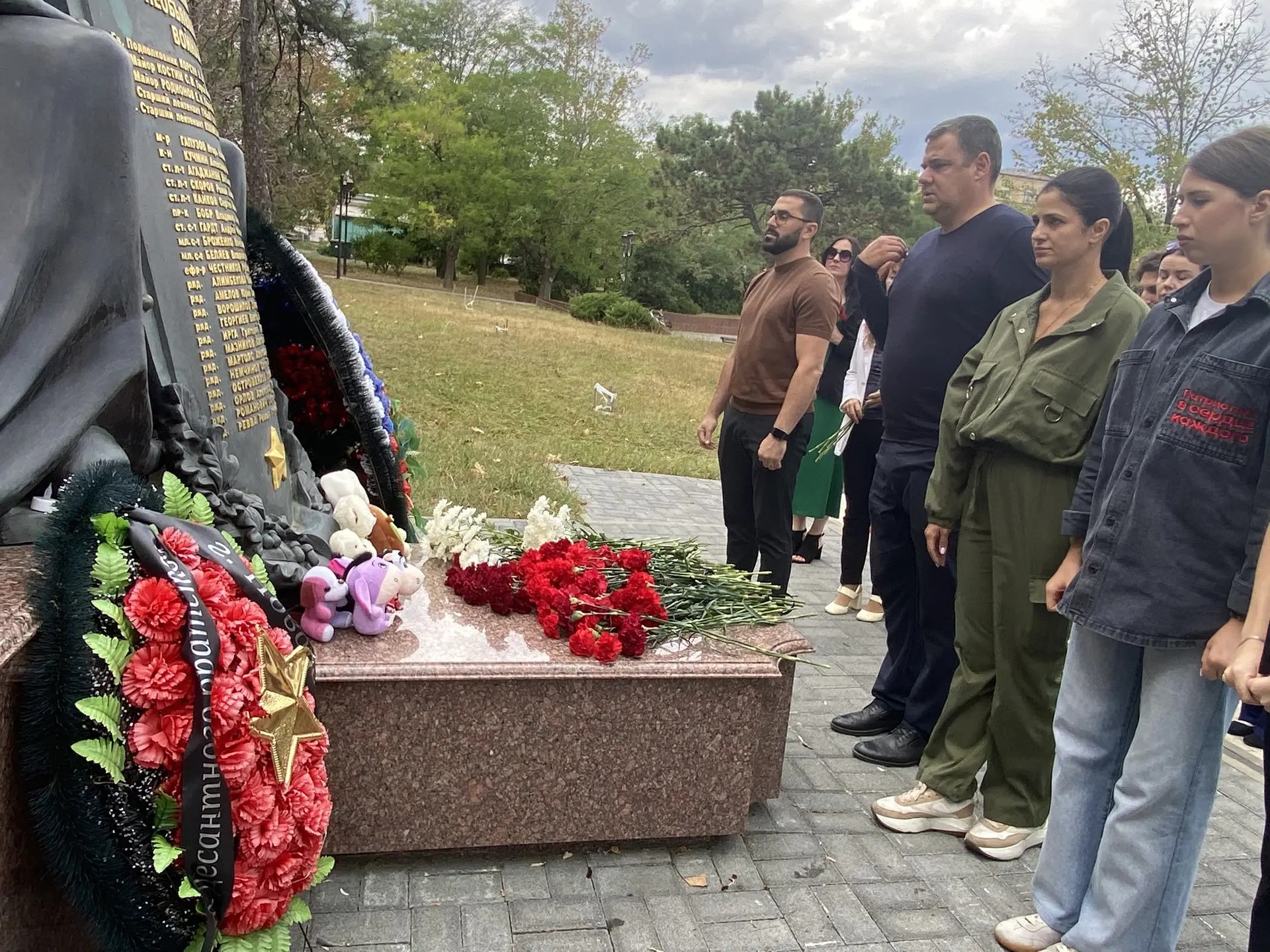 Новороссийцы почтили память погибших в ночной атаке. В городе объявлен траур