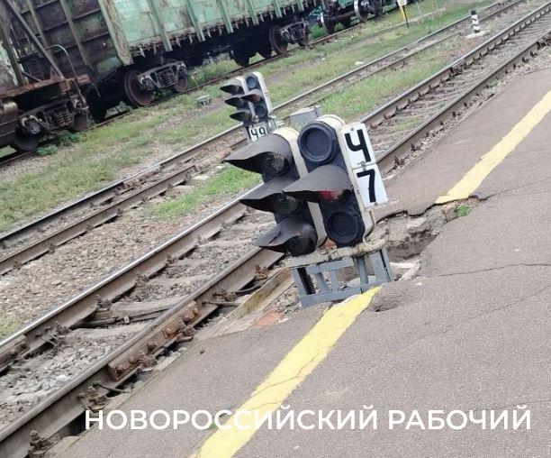 Поезд в Новороссийск столкнулся с комбайном