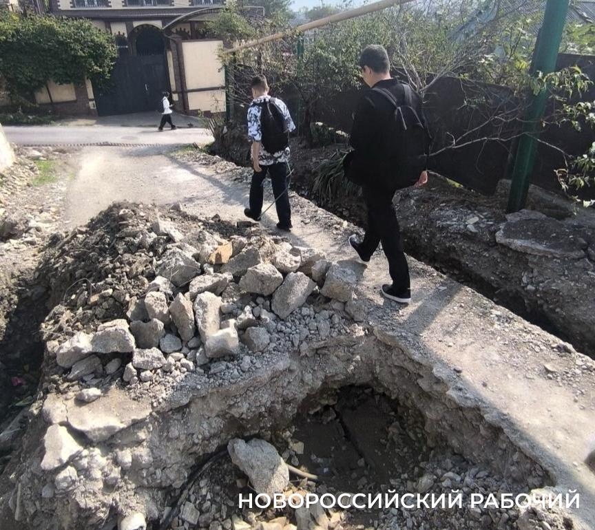 На окраине Новороссийска стало опасно жить … из-за ремонта водопровода