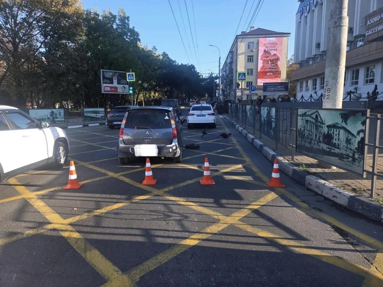 В Новороссийске самокатчик врезался в иномарку