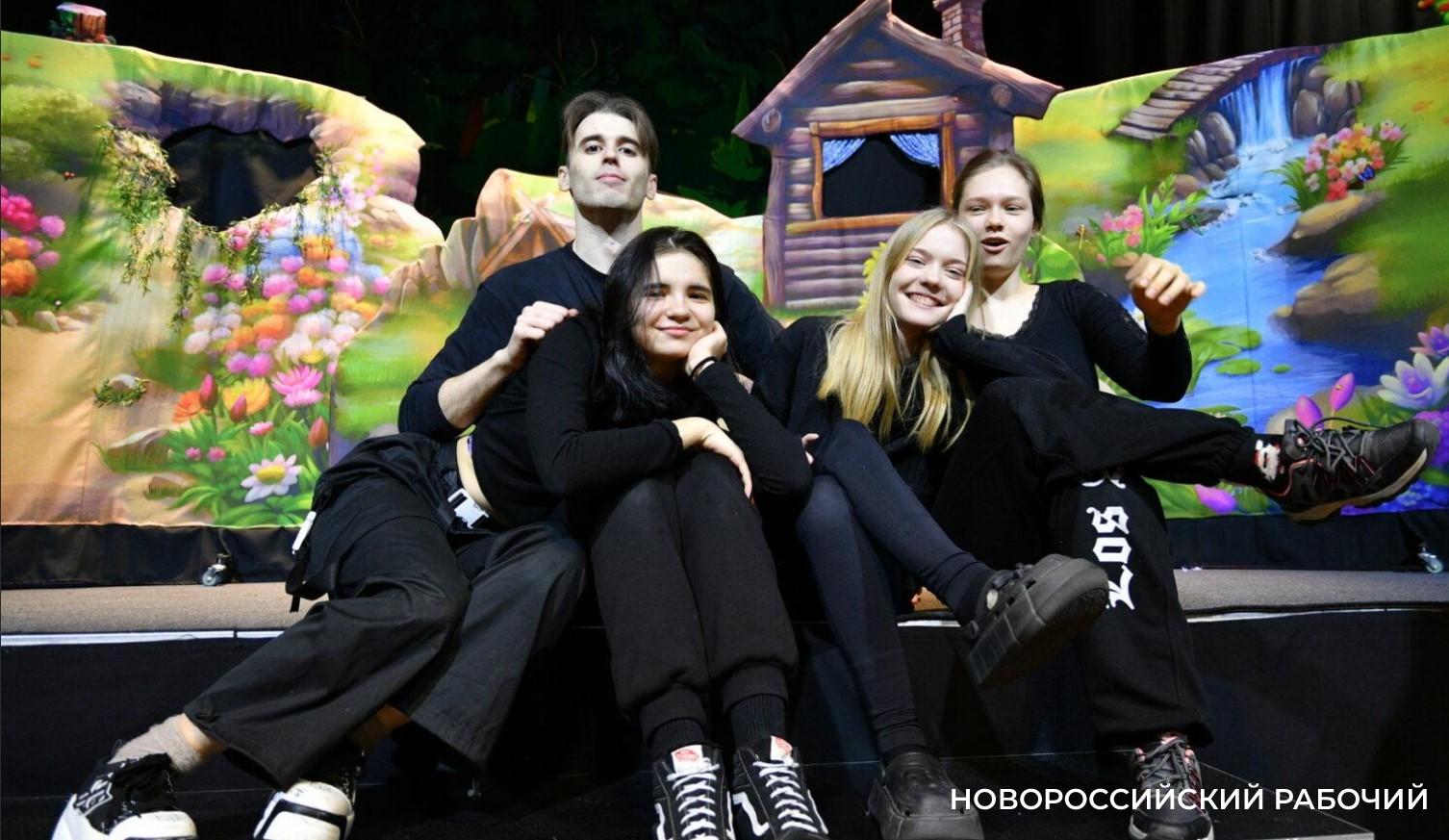 Новороссийский «Колобок» подружился с кренделем на кукольном фестивале
