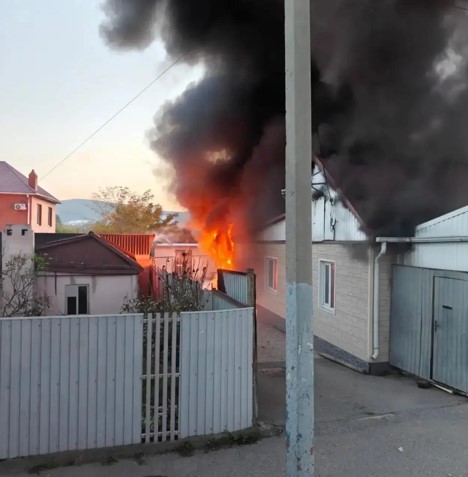 Все живы, но все сгорело. В Новороссийске случился пожар в частном секторе