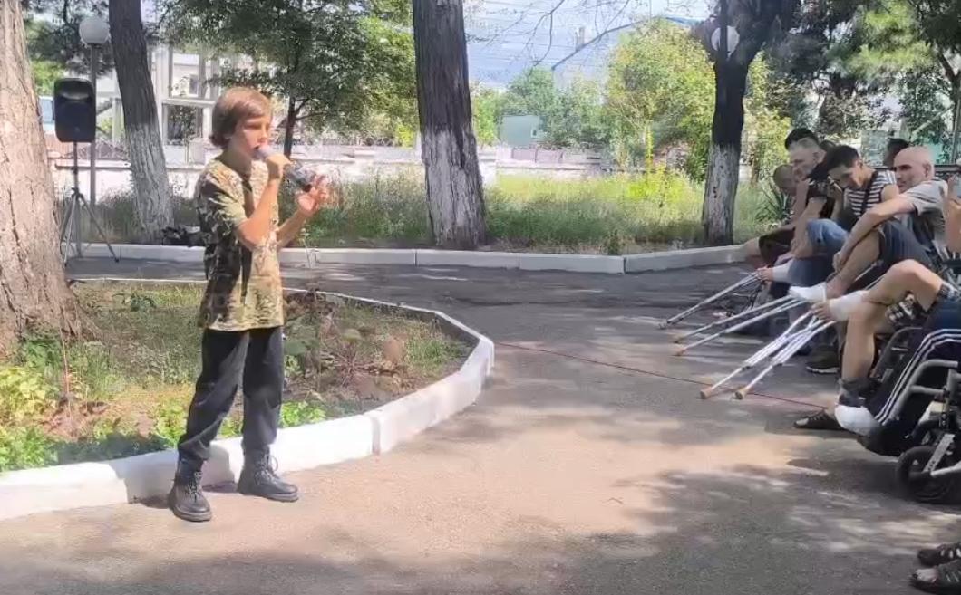 В Новороссийске школьник лечит людей песнями
