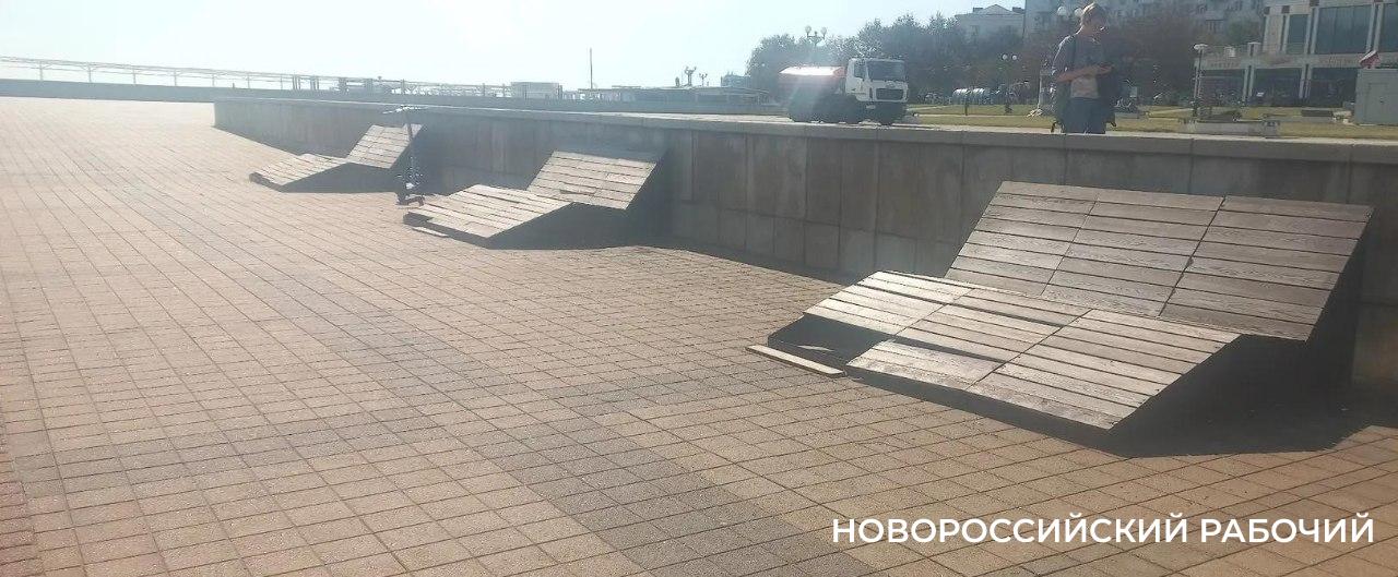 В Новороссийске сломаны шезлонги, купленные за «курортные» деньги